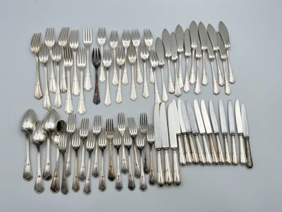 un assortiment d'argenterie comprenant des fourchettes, des cuillères et des couteaux