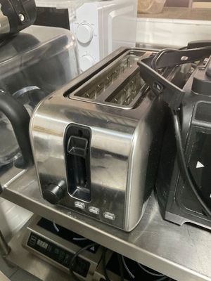 deux grille-pain posés sur une étagère dans une cuisine