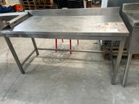 Table inox, dimensions : 160x70x84 cm, en l'état