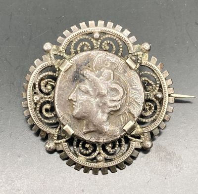 une image représentant une pièce d'argent en forme de broche