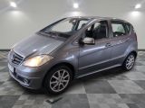 Une Mercedes Classe B dans un showroom au sol à damier