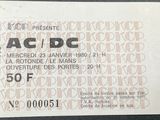 une étiquette sur un bout de papier sur laquelle est inscrit « AC / DC »