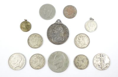 un assortiment de pièces de monnaie en argent et en argent sur une surface blanche