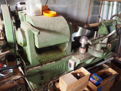 une machine qui se trouve à l'intérieur d'un bâtiment