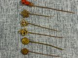 un gros plan sur un tas d'épingles posées sur un tissu
