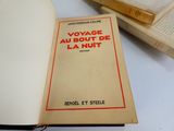 un livre ouvert sur une table, à côté d'une pile de livres