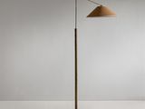un lampadaire avec un pied en bois et un abat-jour beige