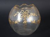 un vase en verre orné d'un motif doré
