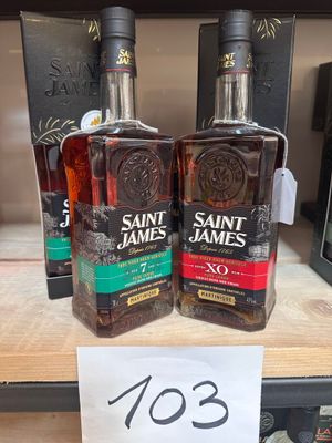 deux bouteilles de bourbon Saint James sur une étagère dans un magasin