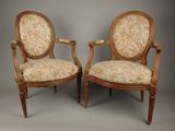 paire de fauteuils de style Louis XVI avec assises rembourrées