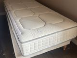 un matelas posé dans un coin de la pièce
