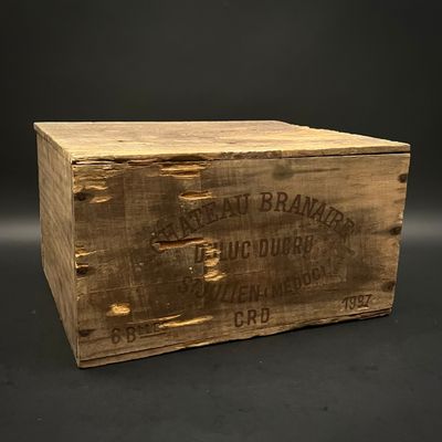 une boîte en bois avec une étiquette posée sur une table