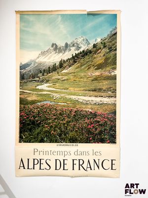 une image représentant une chaîne de montagnes traversée par une rivière
