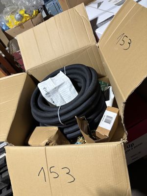 une boîte en carton contenant tout un tas de tuyaux