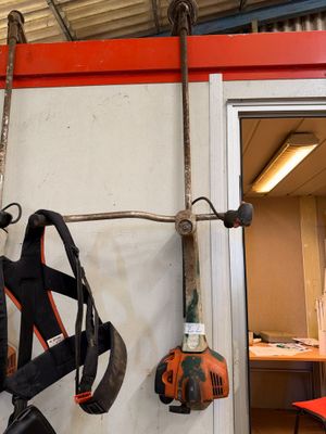 un tas d'outils accrochés au mur d'une pièce
