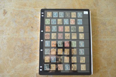 une photo d'une photo d'un livre avec des timbres