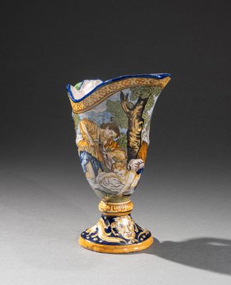 un vase avec un tableau posé sur une table
