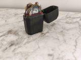 un briquet posé sur une table en marbre