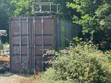 un camion garé devant un conteneur