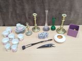 un grand nombre d'objets posés sur une table