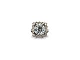 une image représentant une bague sertie d'un seul diamant sur fond blanc