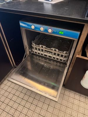 un lave-vaisselle au milieu du plan de travail de la cuisine