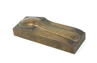 sculpture en bronze représentant le visage d'une femme, posée sur un socle en bois