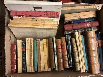 une boîte remplie de vieux livres posée sur une table