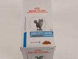 une boîte d'aliments pour chat « Royal Canin Sensitivity Control » posée sur une surface blanche