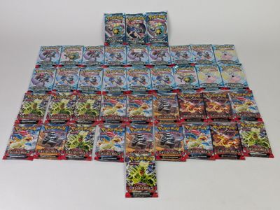 une grosse pile de cartes Pokémon empilées les unes sur les autres