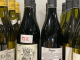 plusieurs bouteilles de vin sont alignées sur un comptoir