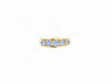 une bague en or sertie de trois saphirs bleus