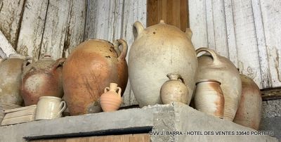 de nombreux vases posés sur une étagère dans une pièce