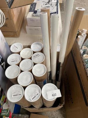 de nombreux rouleaux de papier, des gobelets et d'autres articles dans une boîte