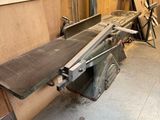 une photo d'un banc en bois dans un atelier