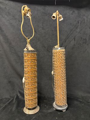 une paire de mangeoires anciennes en laiton ornées d'oiseaux