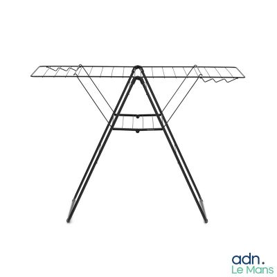 une photo d'une table à repasser noire posée sur une table