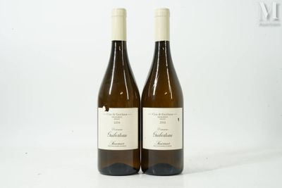 deux bouteilles de vin posées l'une à côté de l'autre sur une table