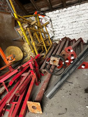 un tas de tuyaux empilés dans une pièce