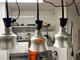 trois lampes suspendues au plafond dans une cuisine