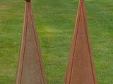 deux sculptures marron posées sur l'herbe dans le parc