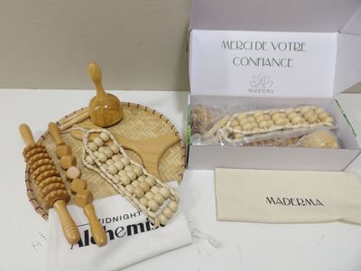 une boîte de biscuits et un sachet de biscuits posés sur une table