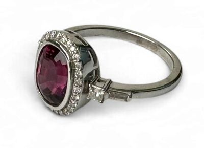 une photo en gros plan d'une bague sertie d'une pierre rouge