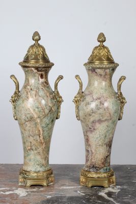 PAIRE DE VASES COUVERTS ORNEMENTAUX, EN SPATHE-FLUOR et mont…