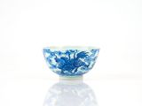 un bol bleu et blanc orné d'un dragon