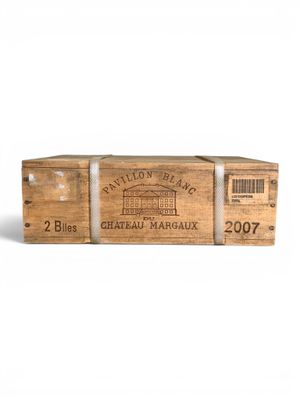 deux caisses de vin en bois sont empilées l'une sur l'autre