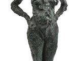 statue d'une femme debout sur un socle, les mains sur les hanches