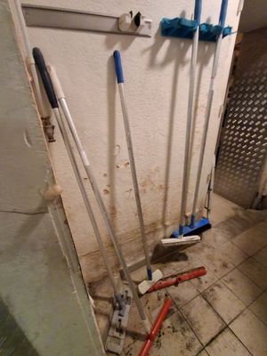 Poubelle à pédale en inox Lot d'ustensiles de ménage réparti…