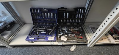 une étagère sur laquelle sont posés de nombreux outils, dans une pièce