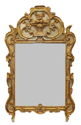 une image représentant un miroir doré orné de motifs élaborés